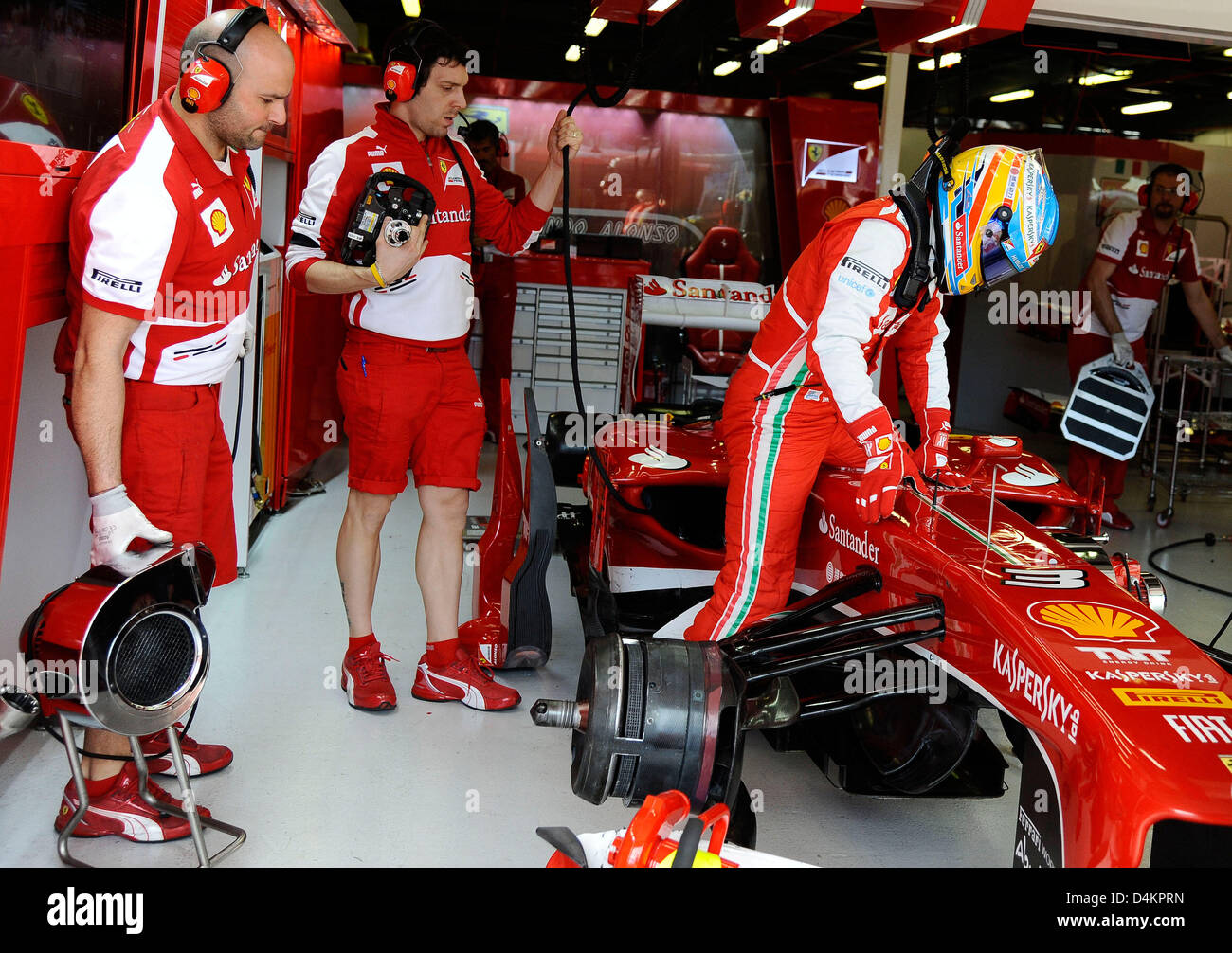 Melbourne, Australia. Il 15 marzo 2013. Formula 1 Gran Premio d'Australia di pratica. Fernando Alonso, Scuderia Ferrari Box foto:mspb/Lukas Gorys/dpa/Alamy Live News Foto Stock