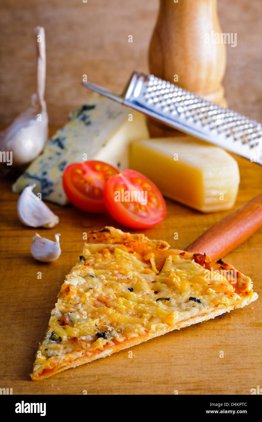 Pizza italiana formaggio (formaggio) slice con ingredienti Foto Stock