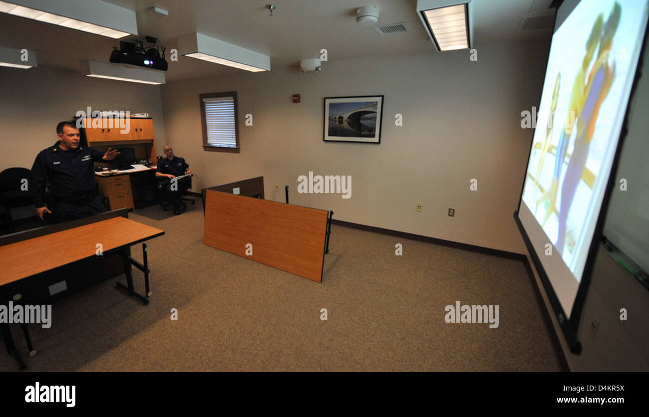 La Guardia Costiera simula uno scenario ostile per addestrare il personale a situazioni ad alta pressione e ad alto rischio. L'esercizio si concentra sul processo decisionale tattico, sulla valutazione del giudizio e sulla risposta operativa alle minacce simulate, assicurando che il team sia preparato per le emergenze reali. Foto Stock