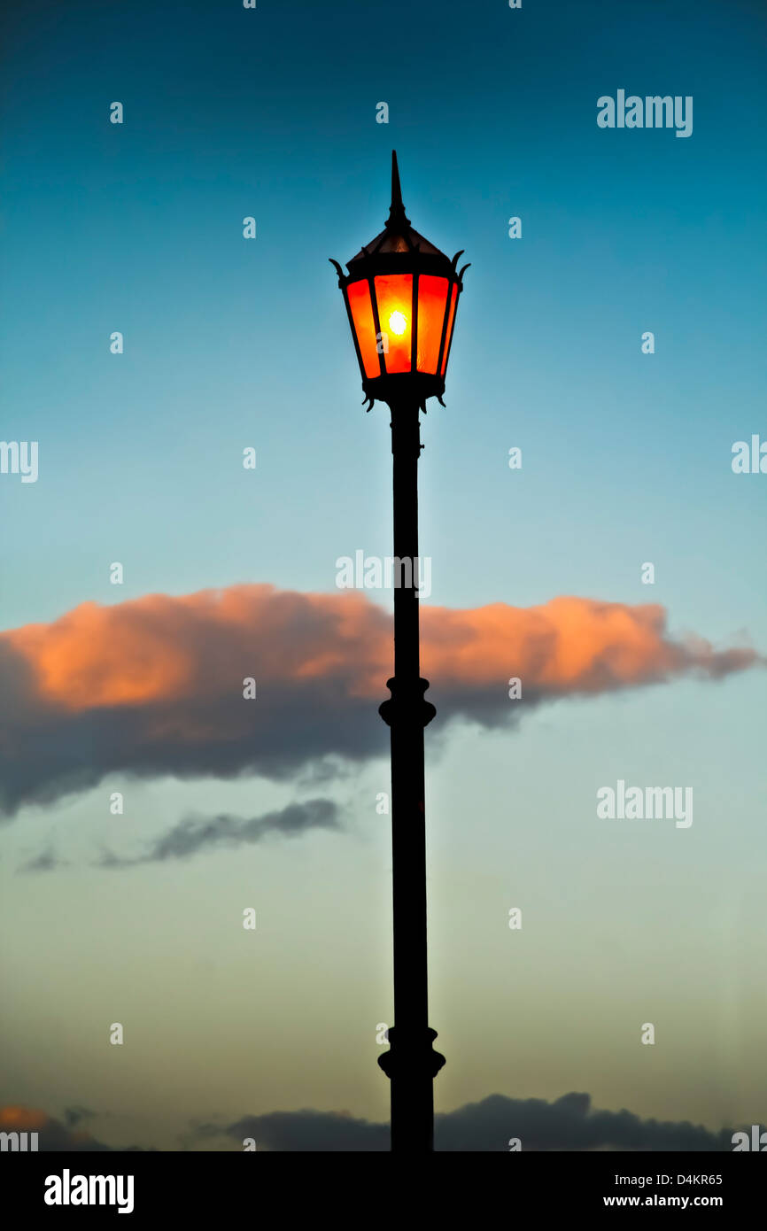 Accesa la vecchia strada lampada al tramonto in Argentina. Foto Stock