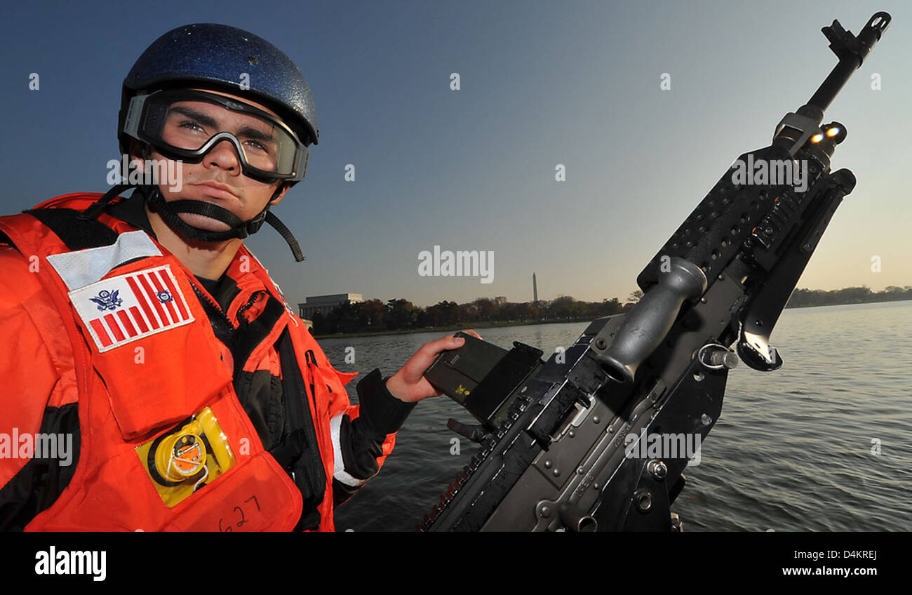 Seaman Scott Stevens era di stanza presso il Jefferson Building della Guardia Costiera degli Stati Uniti, fornendo sicurezza con armi automatiche come parte degli sforzi di sicurezza interna nella regione della capitale nazionale. Foto Stock