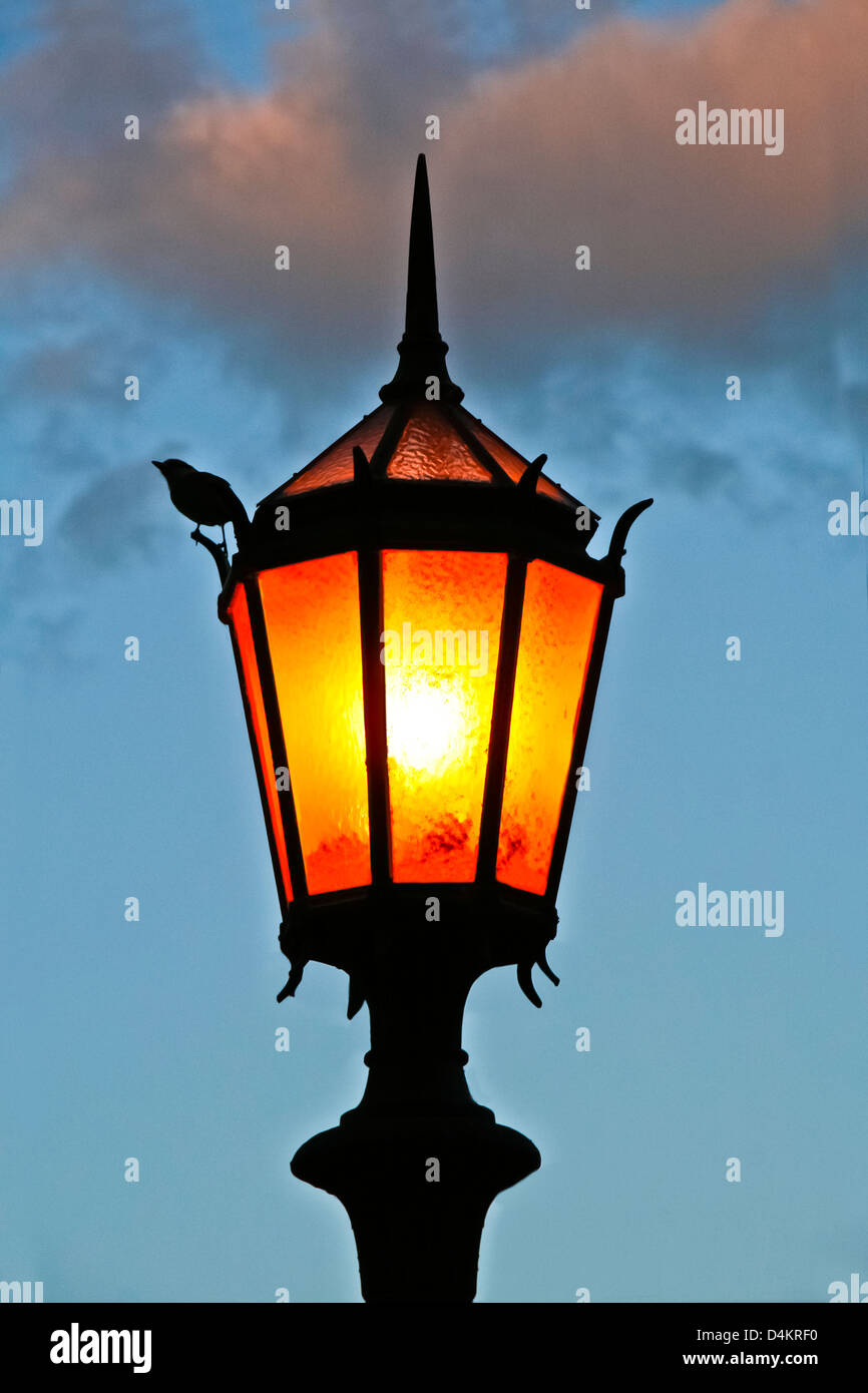 Accesa la vecchia strada lampada al tramonto in Argentina. Foto Stock