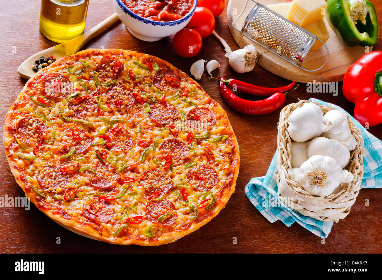 Tradizionali fatti in casa salsiccia per pizza italiana pizza Foto Stock