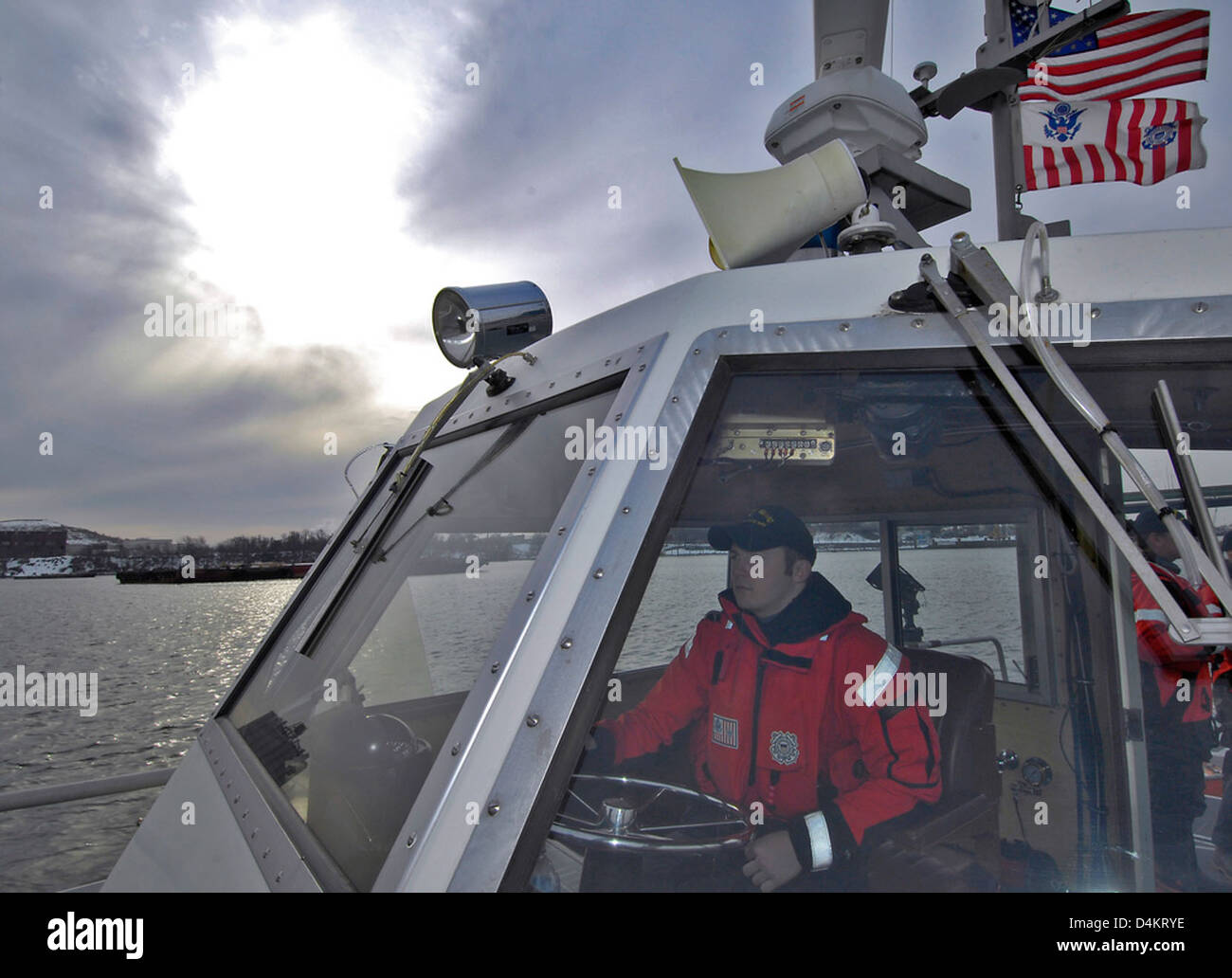 Un'unità della Guardia Costiera degli Stati Uniti ha condotto un addestramento in elicottero sul fiume Patapsco per migliorare le sue capacità di risposta aerea. La formazione si è concentrata sulle operazioni di sollevamento, sulle procedure di salvataggio e sul coordinamento con altre unità marittime per migliorare la preparazione generale alle missioni di ricerca e salvataggio e di applicazione della legge. Foto Stock