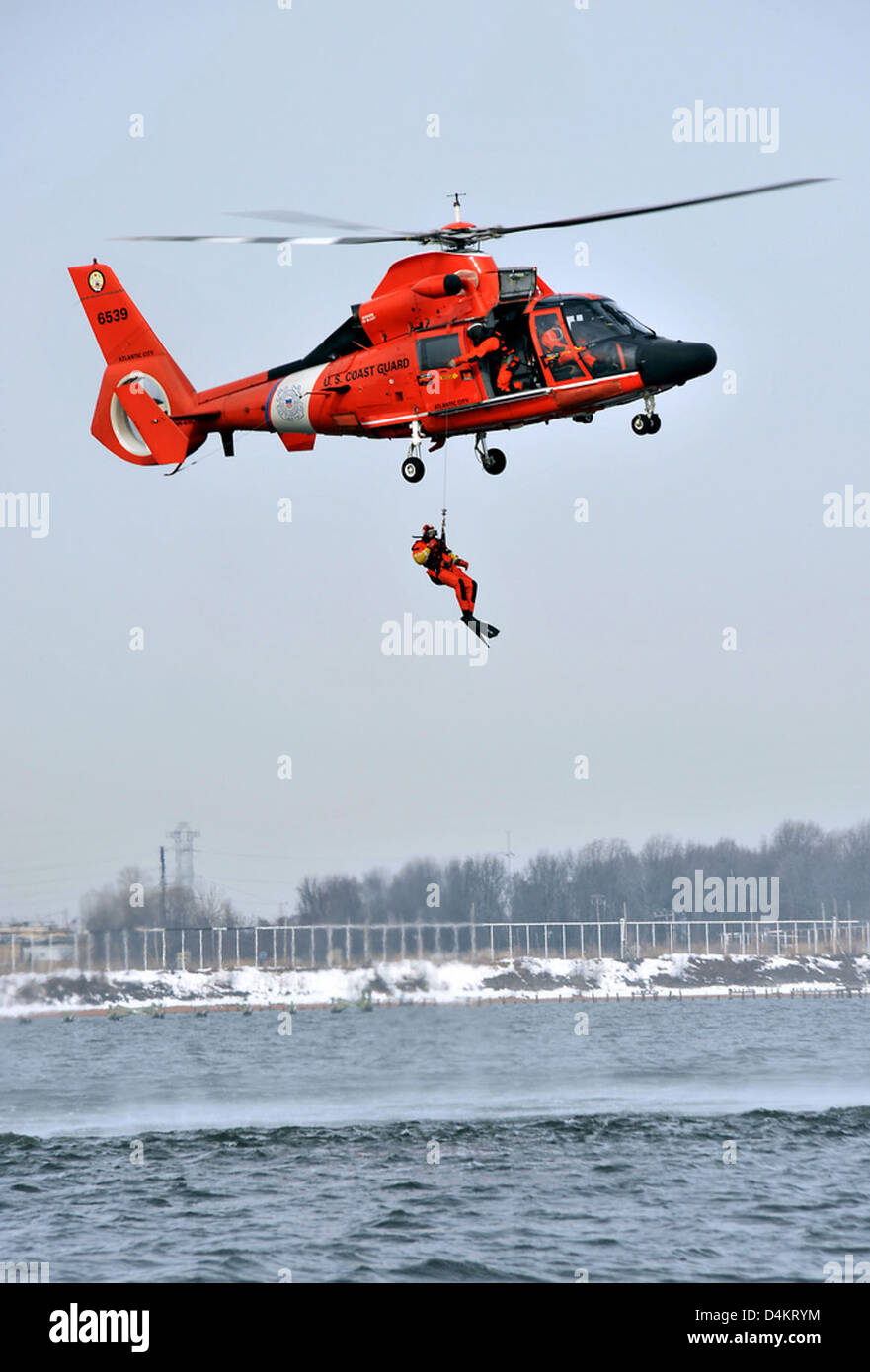 Un'unità della Guardia Costiera conduce un addestramento in elicottero sul fiume Patapsco, concentrandosi sulle operazioni aeree e sulle manovre di salvataggio. La formazione mira a migliorare le capacità di risposta alle emergenze in acqua. Foto Stock