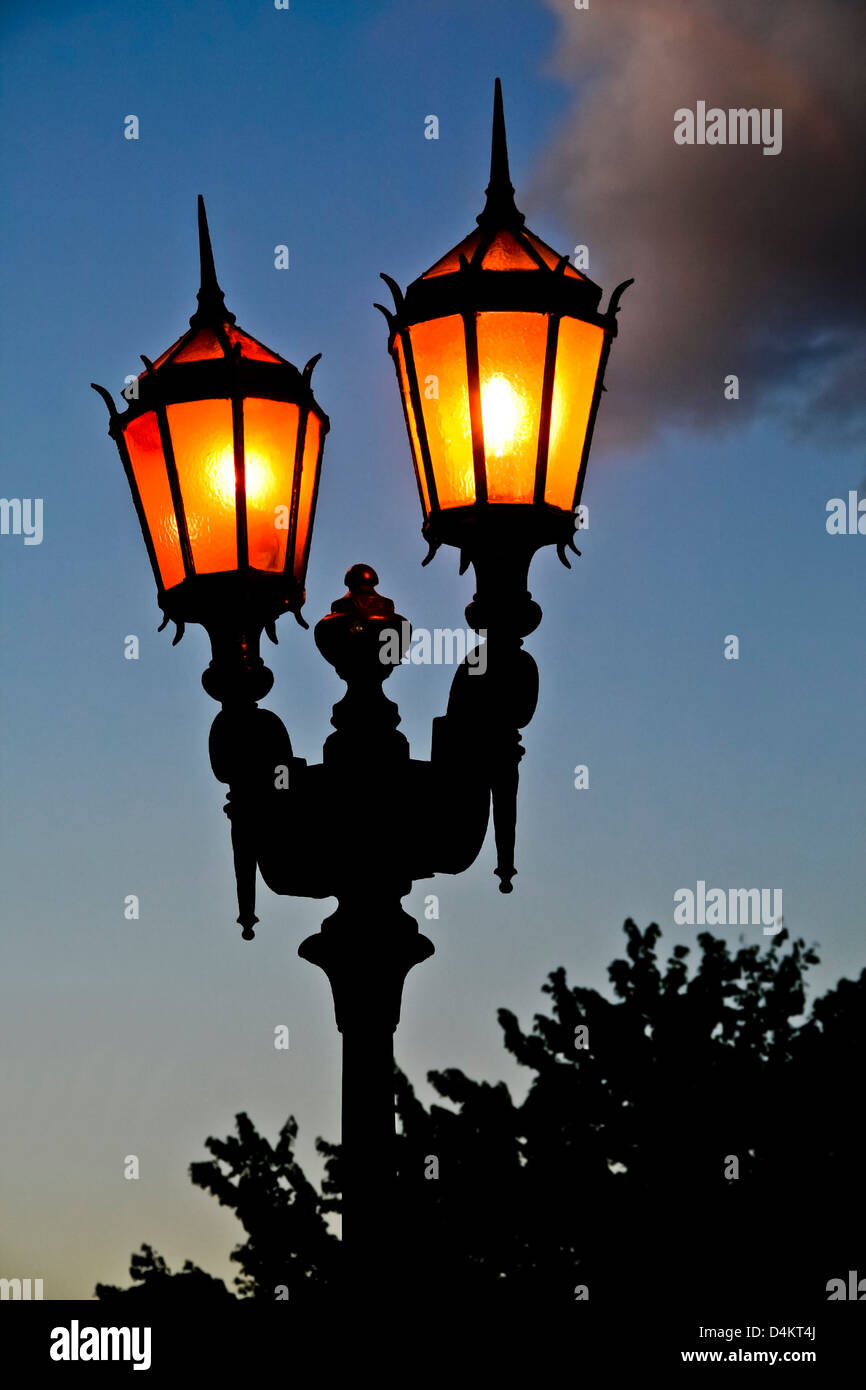 Accesa la vecchia strada lampada al tramonto in Argentina. Foto Stock