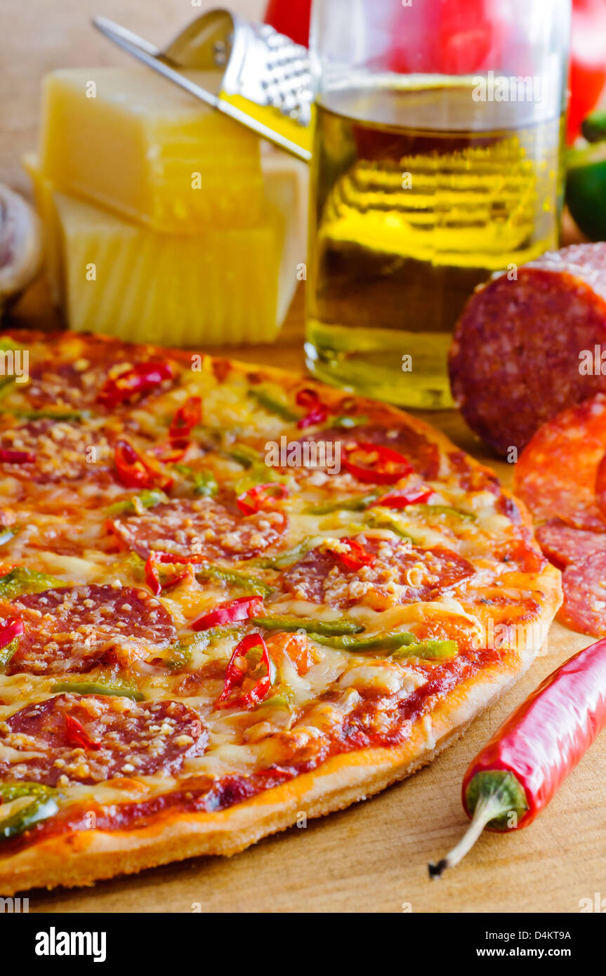 Sfondo con tradizionali fatti in casa piccante salsiccia per pizza pizza Foto Stock