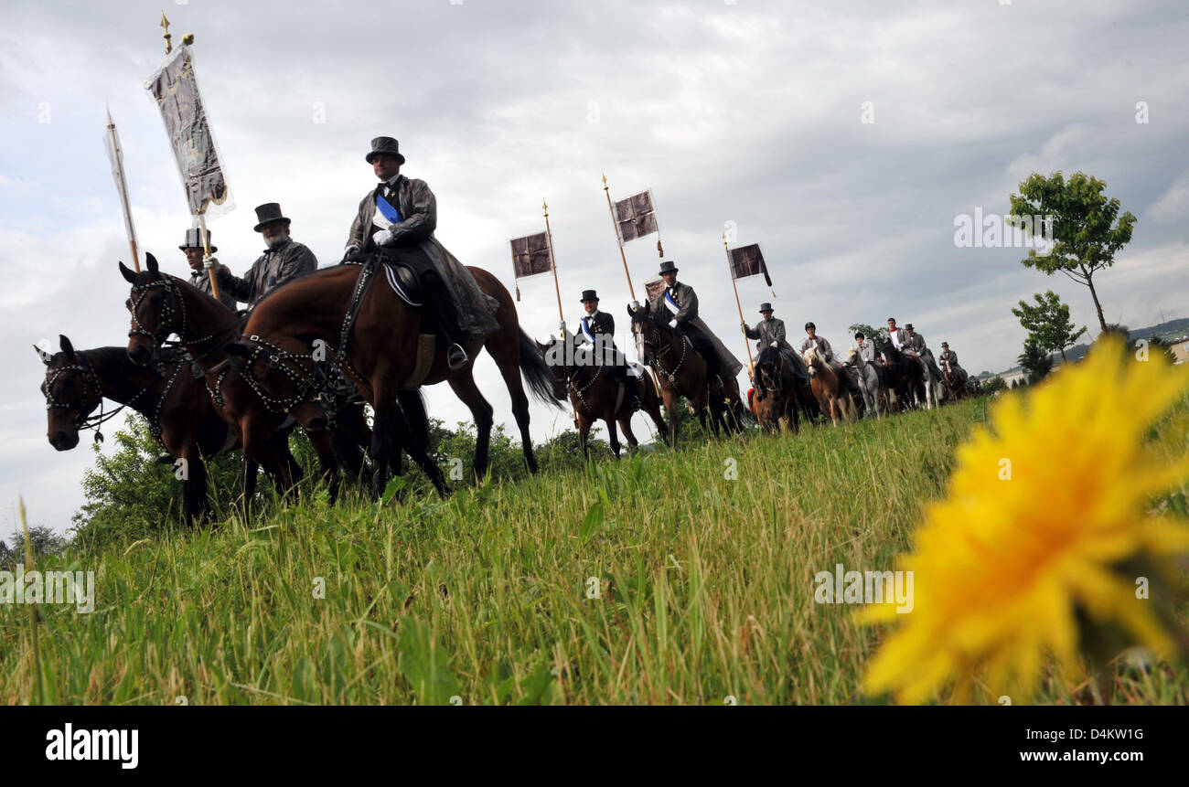 Un gruppo di piloti partecipa alla tradizionale Blutritt ?? (Sangue ride) in Weingarten, Germania, 22 maggio 2009. La processione in onore della reliquia Holy-Blood si svolge ogni anno il giorno dopo l'Ascensione giovedì, il cosiddetto ?Blutfreitag? Il sangue (venerdì). Alcuni pellegrini 2800 vestito di nero rode attraverso il addobbate a festa le strade. Europa?s più grande rider?s processio Foto Stock