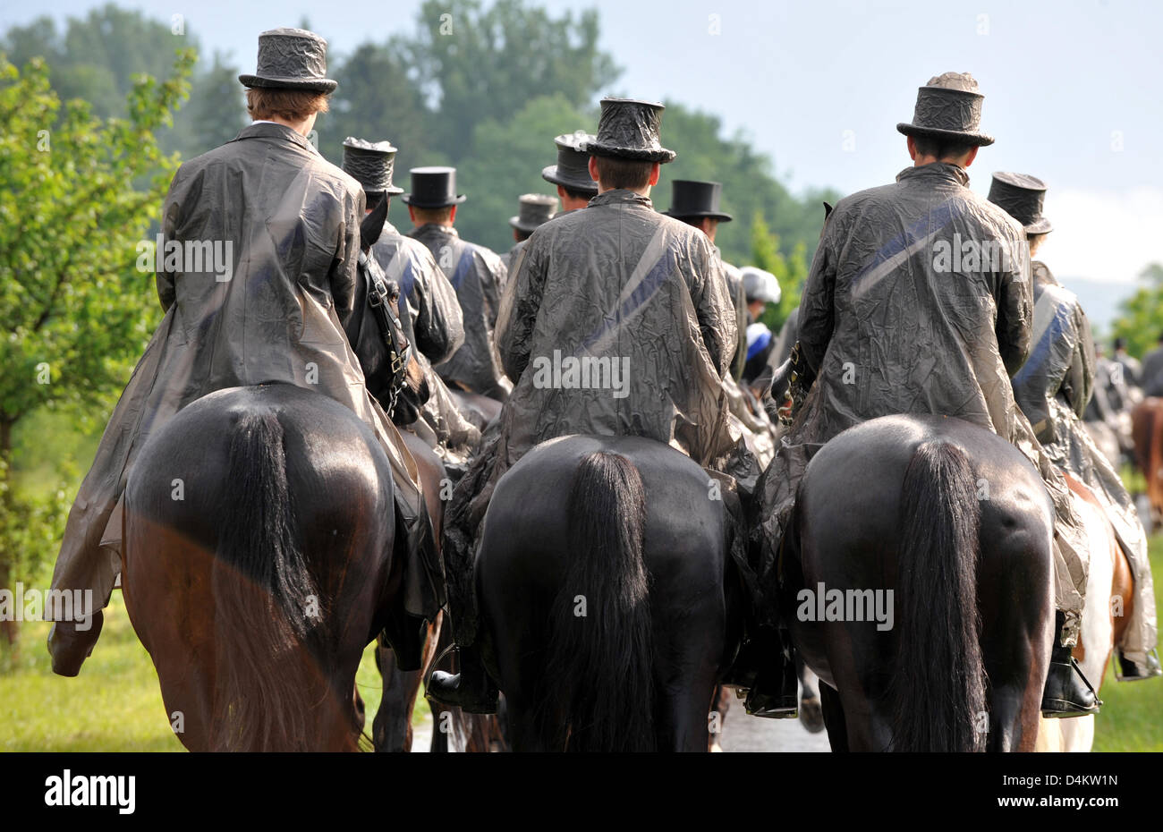Un gruppo di piloti partecipa alla tradizionale Blutritt ?? (Sangue ride) in Weingarten, Germania, 22 maggio 2009. La processione in onore della reliquia Holy-Blood si svolge ogni anno il giorno dopo l'Ascensione giovedì, il cosiddetto ?Blutfreitag? Il sangue (venerdì). Alcuni pellegrini 2800 vestito di nero rode attraverso il addobbate a festa le strade. Europa?s più grande rider?s processio Foto Stock