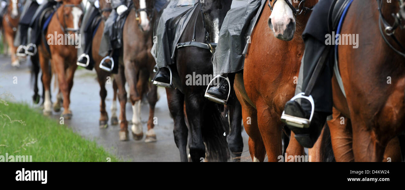 Un gruppo di piloti partecipa alla tradizionale Blutritt ?? (Sangue ride) in Weingarten, Germania, 22 maggio 2009. La processione in onore della reliquia Holy-Blood si svolge ogni anno il giorno dopo l'Ascensione giovedì, il cosiddetto ?Blutfreitag? Il sangue (venerdì). Alcuni pellegrini 2800 vestito di nero rode attraverso il addobbate a festa le strade. Europa?s più grande rider?s processio Foto Stock