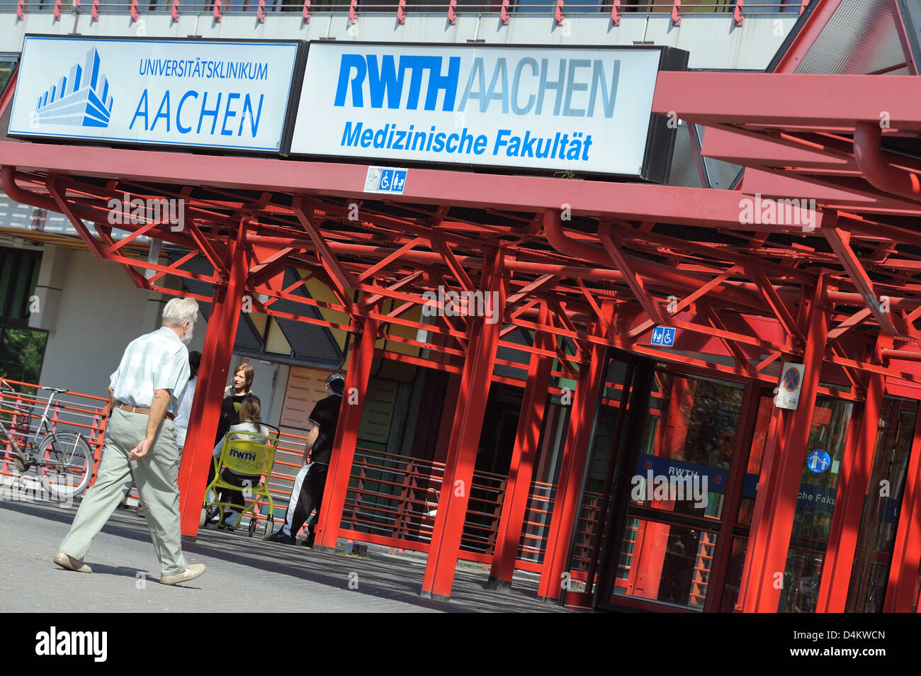 L'entrata all'università centro clinico Aachen è raffigurato in Aachen, Germania, 23 maggio 2009. Un pedofilo britannico è trattata nel centro clinico che potrebbero essere correlati a Maddie rapimento caso. L'uomo è in trattamento per il cancro ed è stato preso di mira dai gli investigatori privati del caso. Il 64-anno-vecchio vive vicino alla città portoghese da cui Maddie disappeare Foto Stock