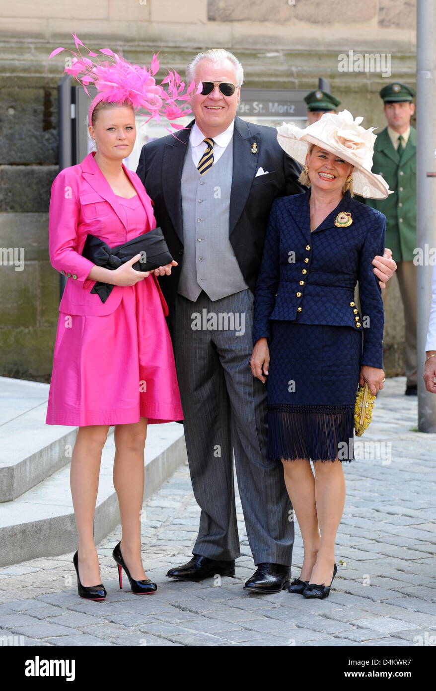 Il principe Michael di Sachsen-Weimar-Eisenach (C), la principessa Dagmar di Sachsen-Weimar-Eisenach (R) e la principessa Leoni di Sachsen-Weimar-Eisenach (L) arrivano per le nozze di Kelly Jeanne Rondestvedt con Hubertus Michael principe ereditario di Saxony-Coburg e Gotha in Coburg, Germania, 23 maggio 2009. Alcuni 400 ospiti, di cui molte celebrità e aristocratici europei hanno partecipato al matrimonio Foto Stock