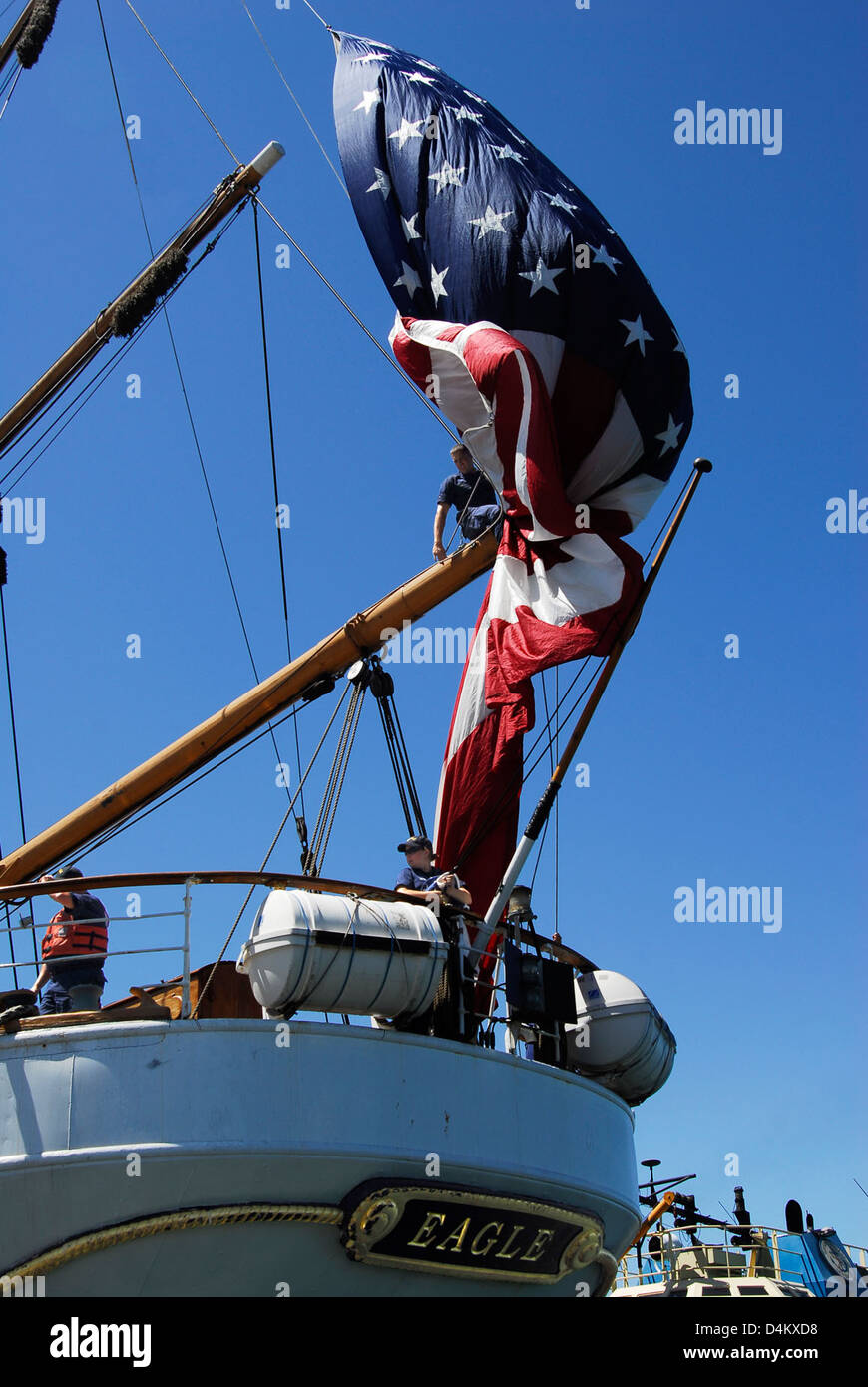 La Cutter Eagle della Guardia Costiera degli Stati Uniti sta subendo un cambiamento di colore nell'ambito della sua manutenzione periodica. Questa modifica fa parte del programma di manutenzione regolare per garantire la disponibilità e la visibilità della fresa durante le sue missioni. Foto Stock