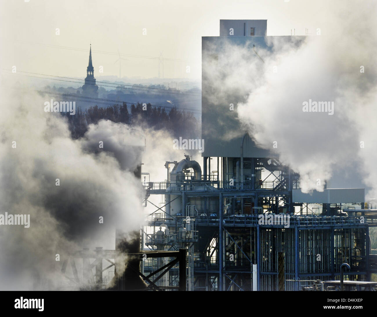 (Dpa) file di un file immagine datata 23 ottobre 2008 vede emergenti dei fumi da uno stabilimento industriale vicino a Stade, Germania. Nel marzo 2007, gli Stati membri dell Unione Europea (UE) ha concordato sotto la Presidenza tedesca dell'UE per ridurre le emissioni di gas a effetto serra del 20 per cento rispetto al livello del 1990, fino al 2020. Se gli Stati Uniti o la Cina ha aderito all'accordo, la riduzione dovrebbe essere a Foto Stock (Dpa) file di un file immagine datata 23 ottobre 2008 vede emergenti dei fumi da uno stabilimento industriale vicino a Stade, Germania. Nel marzo 2007, gli Stati membri dell Unione Europea (UE) ha concordato sotto la Presidenza tedesca dell'UE per ridurre le emissioni di gas a effetto serra del 20 per cento rispetto al livello del 1990, fino al 2020. Se gli Stati Uniti o la Cina ha aderito all'accordo, la riduzione dovrebbe essere a Foto Stock