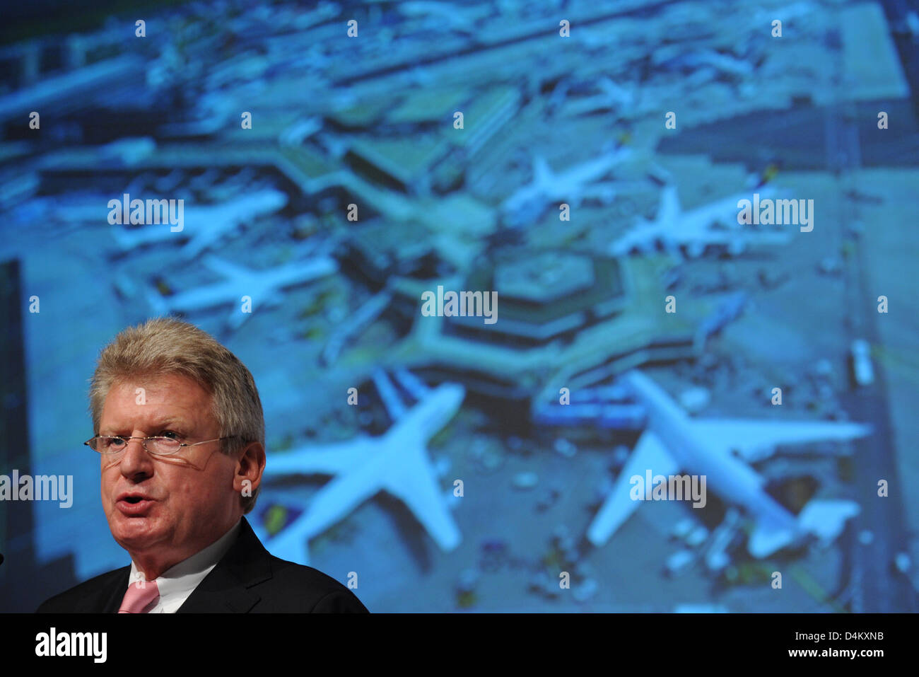 CEO di Fraport AG, Wilhelm Bender, parla alla riunione generale dell'operatore aeroportuale Fraport AG a Francoforte sul Meno, Germania, 27 maggio 2009. Fraport attende un rimbalzo economico per il prossimo anno dopo la attualmente la diminuzione del numero di passeggeri. Foto: BORIS ROESSLER Foto Stock