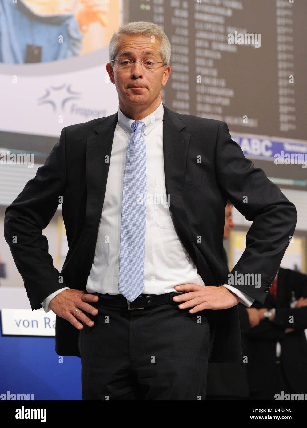Designati CEO di Fraport AG, Stefan Schulte, pone alla riunione generale dell'operatore aeroportuale Fraport AG a Francoforte sul Meno, Germania, 27 maggio 2009. Fraport attende un rimbalzo economico per il prossimo anno dopo la attualmente la diminuzione del numero di passeggeri. Foto: BORIS ROESSLER Foto Stock