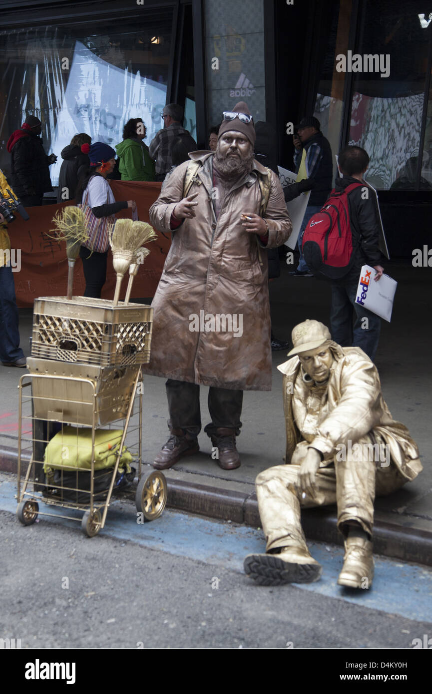 Verniciato a spruzzo oro artisti delle prestazioni in Times Square a New York City. Foto Stock