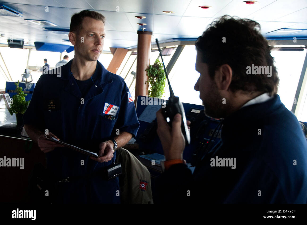Il Carnival Splendor ha subito un test sui sistemi di alimentazione nel nord della California, condotto dal District 11 Public Affairs. Il test ha garantito che i sistemi della nave rispettassero le norme di sicurezza e le norme SOLAS (Safety of Life at Sea), dando priorità all’integrità operativa della nave e alla sicurezza dei passeggeri. Foto Stock