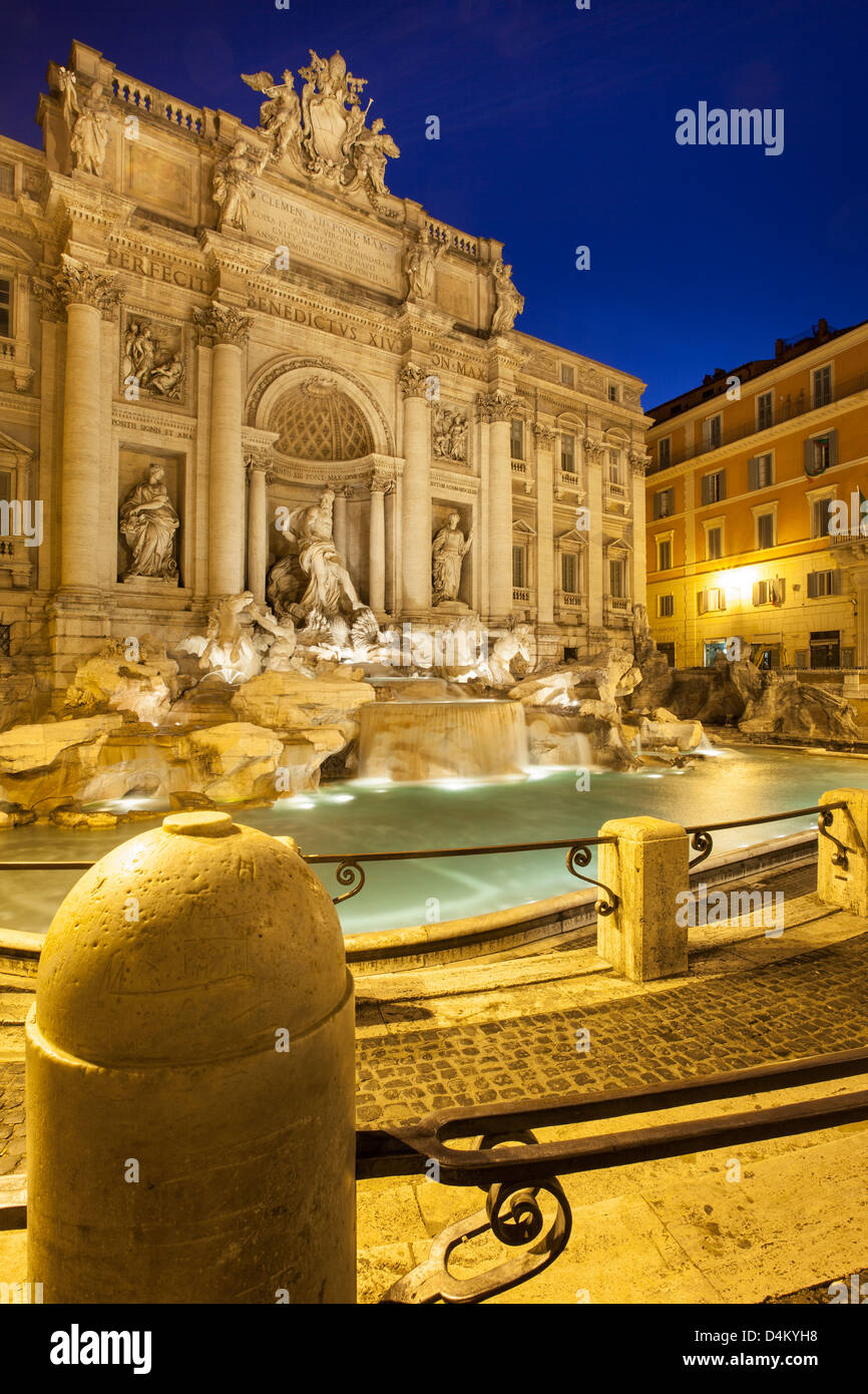 La fontana di Trevi al crepuscolo, Roma Lazio Italia Foto Stock