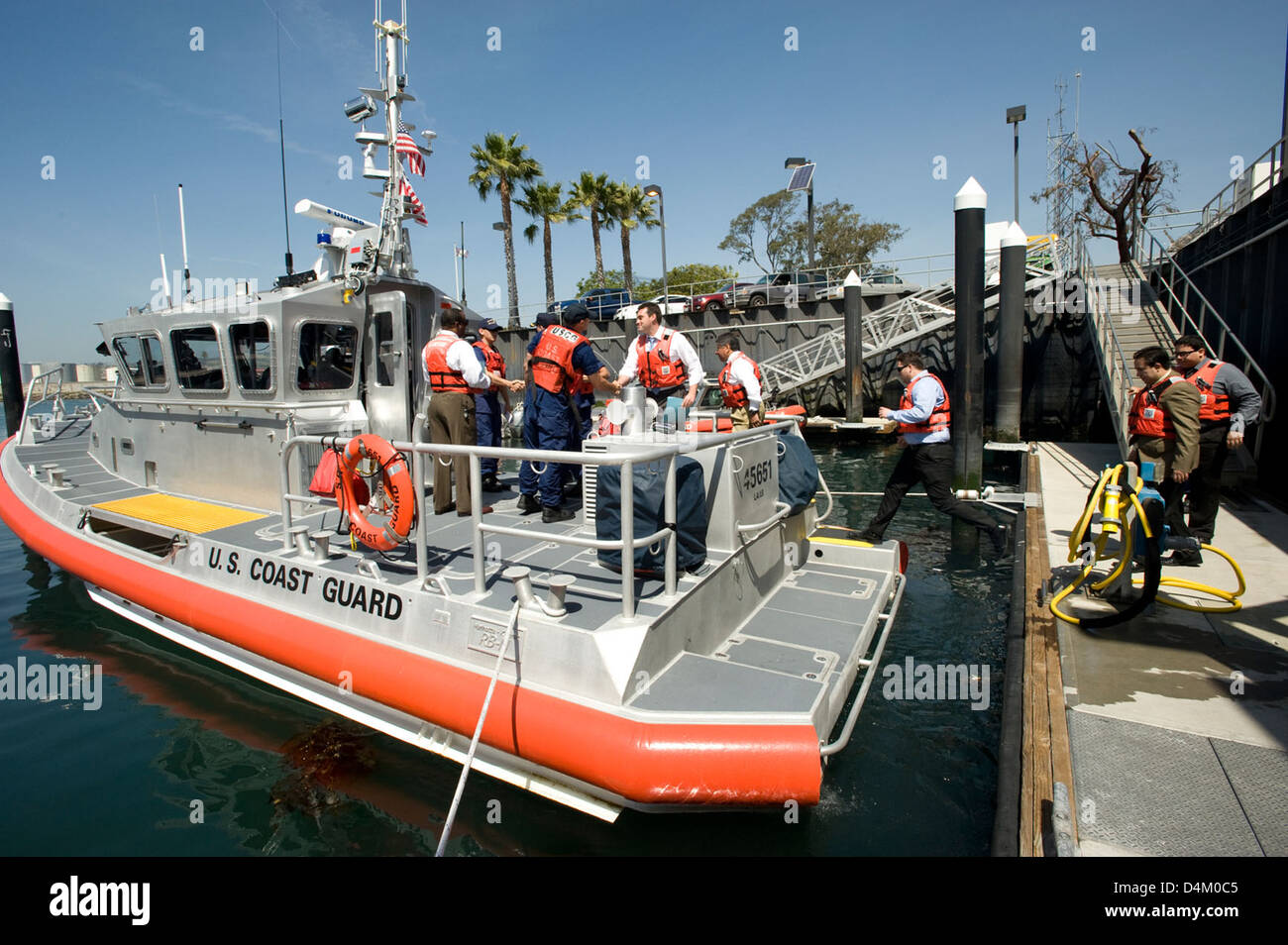 L'evento 110314-G-MR731-125 Congressional Outreach si è tenuto per interagire con i membri del Congresso, discutendo questioni chiave riguardanti la Guardia Costiera degli Stati Uniti e le sue operazioni. L'evento mirava a rafforzare i legami tra la Guardia Costiera e gli organi legislativi per sostenere la sicurezza marittima, le operazioni di salvataggio e i finanziamenti operativi. Foto Stock