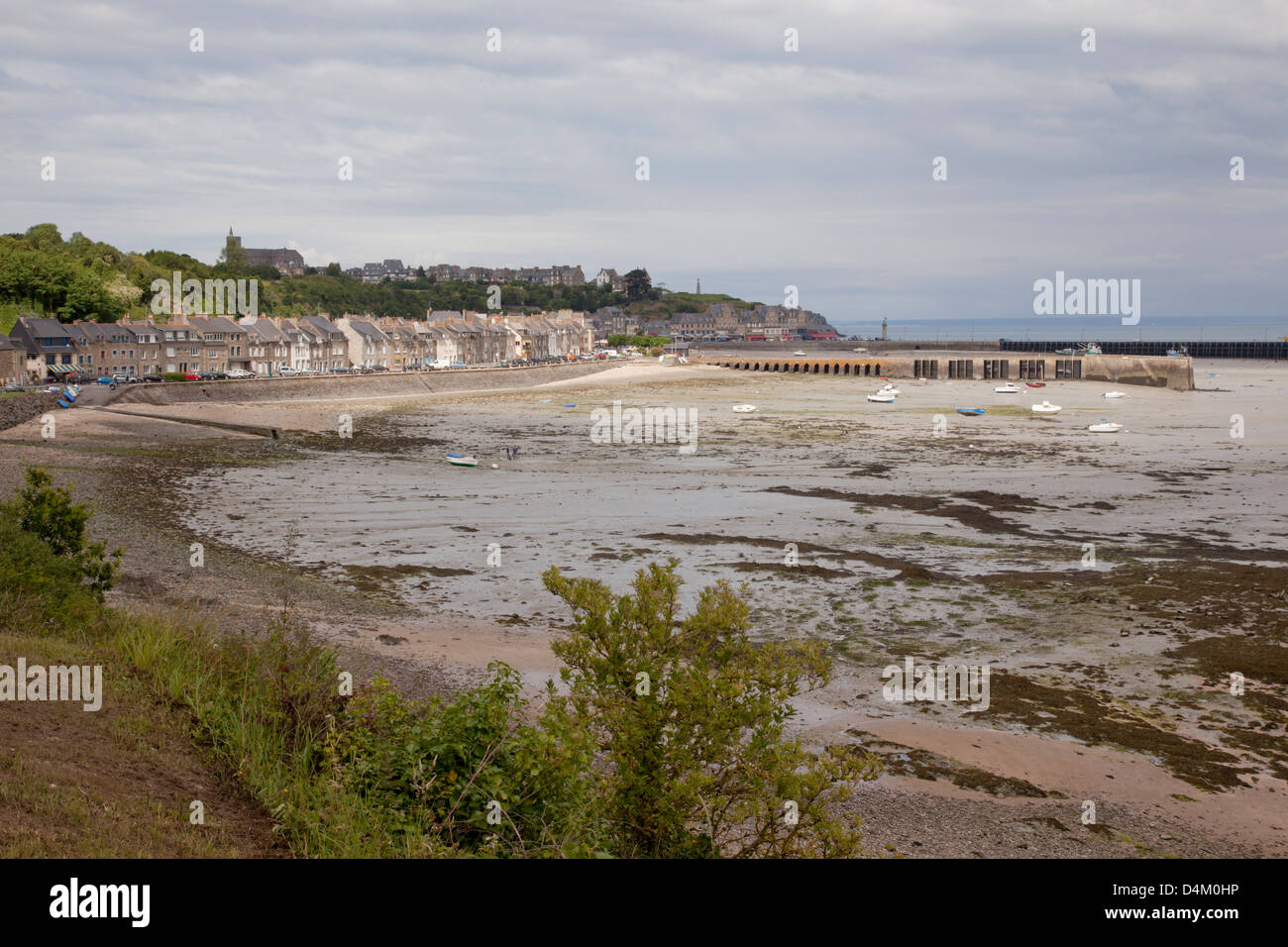 Cancale abitato e porto a bassa marea, Bretagna, Northwesten Francia Foto Stock