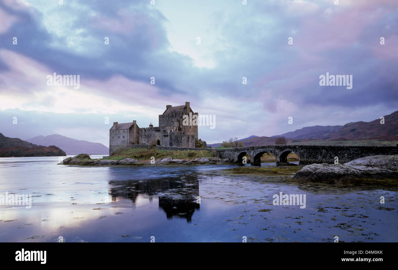 Tramonto al Castello Eilean Donan, Dornie, Kyle of Lochalsh nelle Highlands occidentali della Scozia Foto Stock