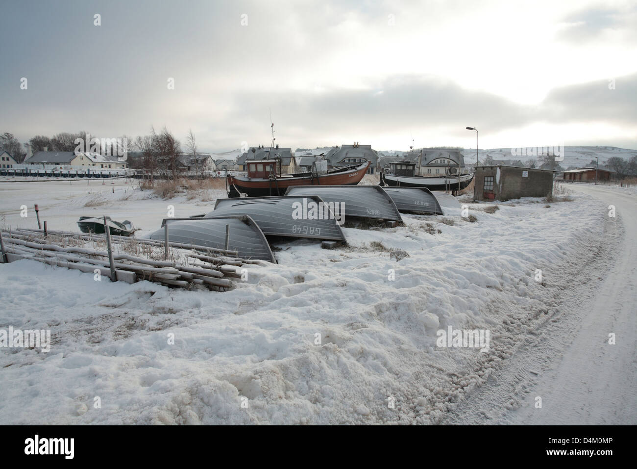 Gager, Germania, barche da pesca si trovano sulla parte superiore della chiglia zugefrorenem port Foto Stock