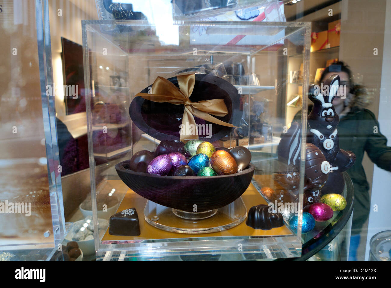 Godiva Store con un enorme uovo di Pasqua al cioccolato ripieno di piccole uova colorate in vetrina Central City di Londra Inghilterra Regno Unito. KATHY DEWITT Foto Stock