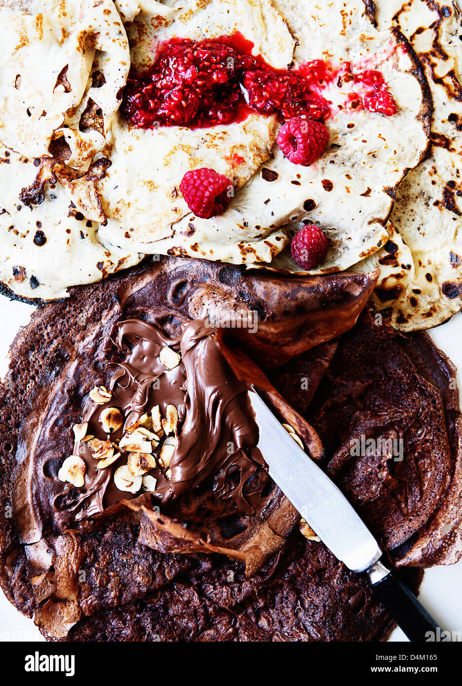 Frutta e cioccolata spalmabile su crepes Foto Stock