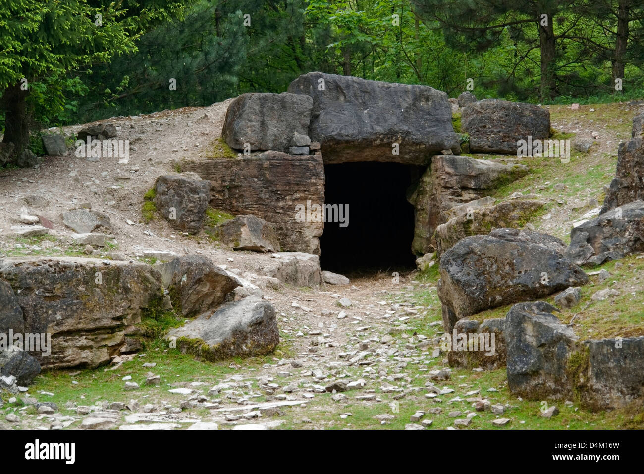 Colpo all'aperto che mostra l'entrata di un uomo fatto grotta Foto Stock
