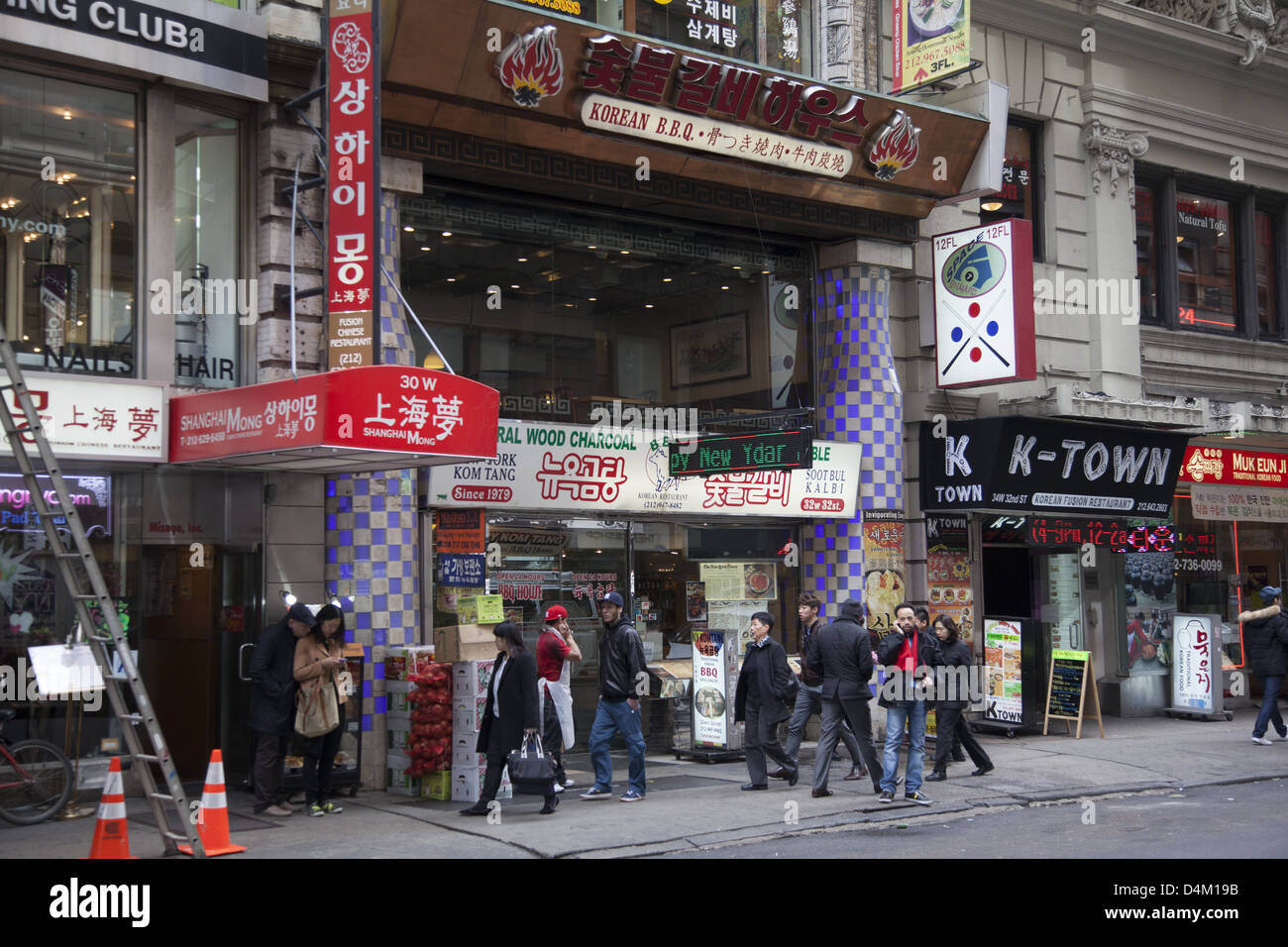 West 32nd Street, tra la quinta e la sesta Avenue a New York conosciuto anche come Korea Town o poco Corea Foto Stock