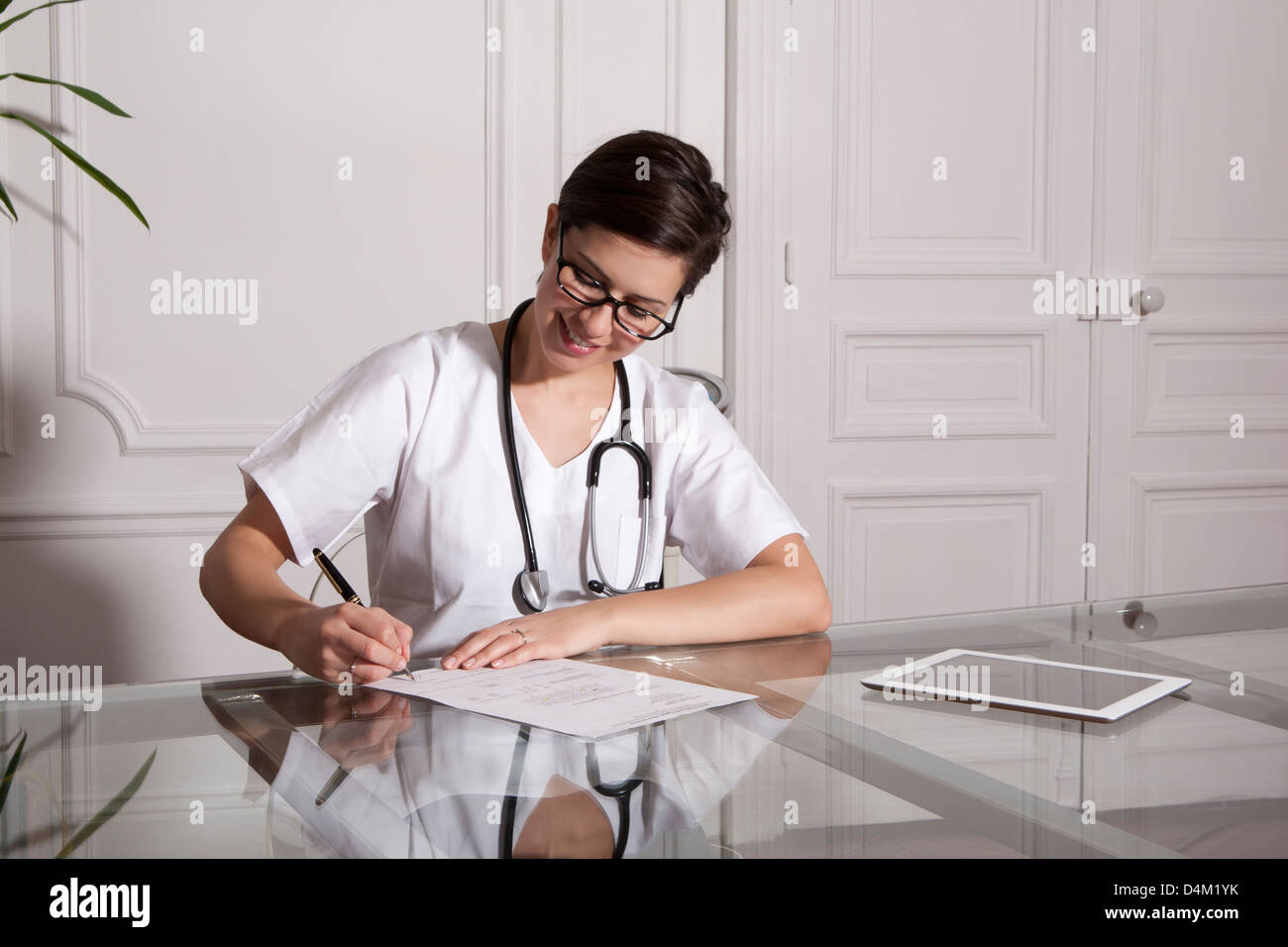 Medico di prendere note in Office Foto Stock