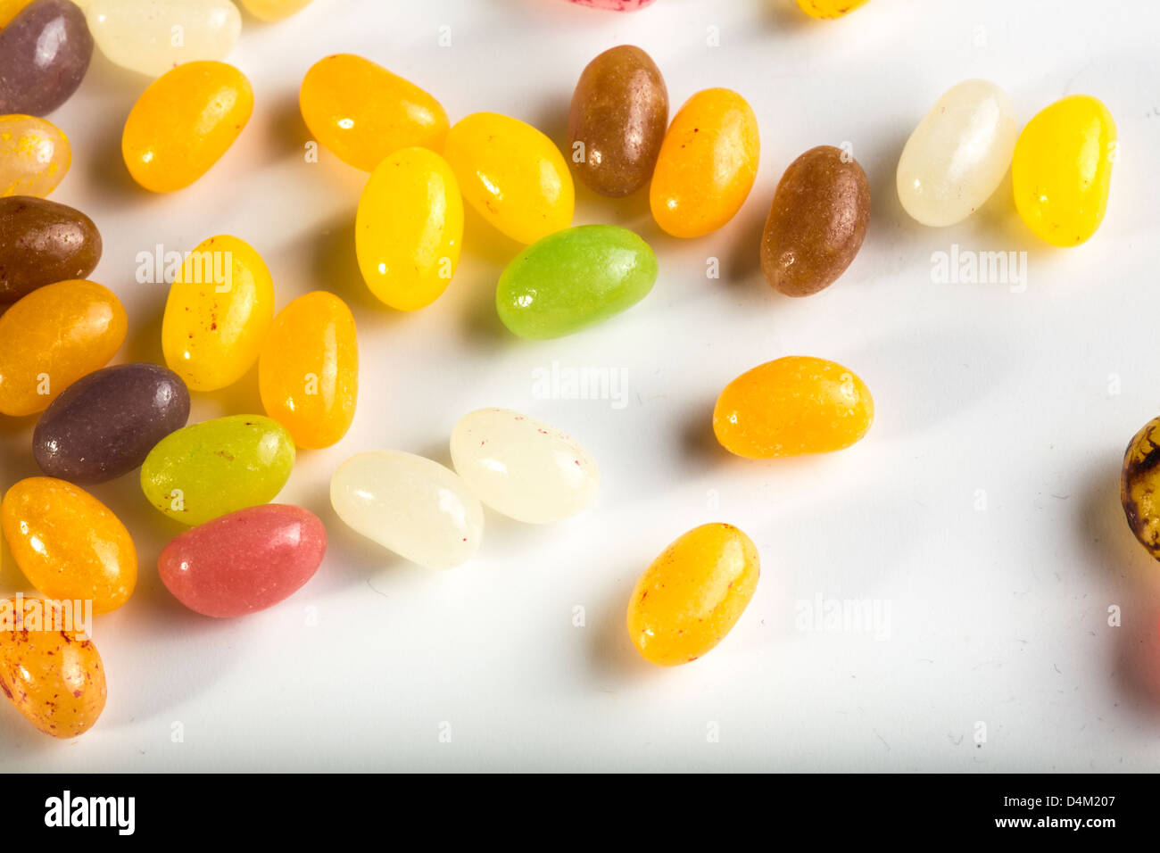 Jelly Beans su sfondo bianco Foto Stock