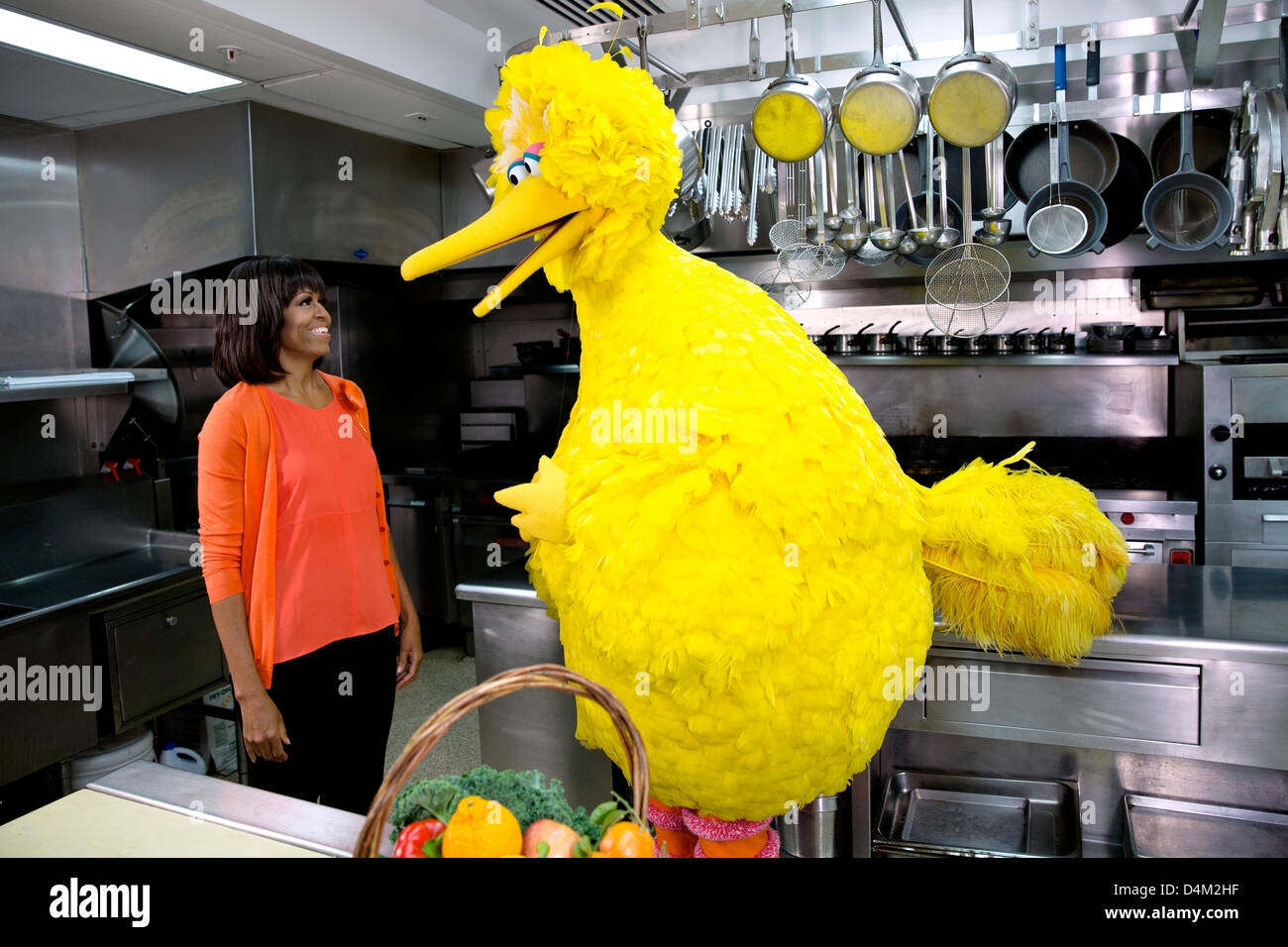 Noi la First Lady Michelle Obama partecipa a un Passiamo! E Sesame Street un annuncio di servizio pubblico nastratura con grosso uccello nella Casa Bianca Cucina Febbraio 13, 2013 a Washington, DC. Foto Stock