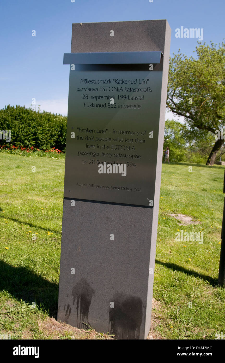 Il monumento 'Broken Line' dell'affondamento di un traghetto passeggeri nel Mar Baltico tra Helsinki e Tallinn nel 1994. Foto Stock