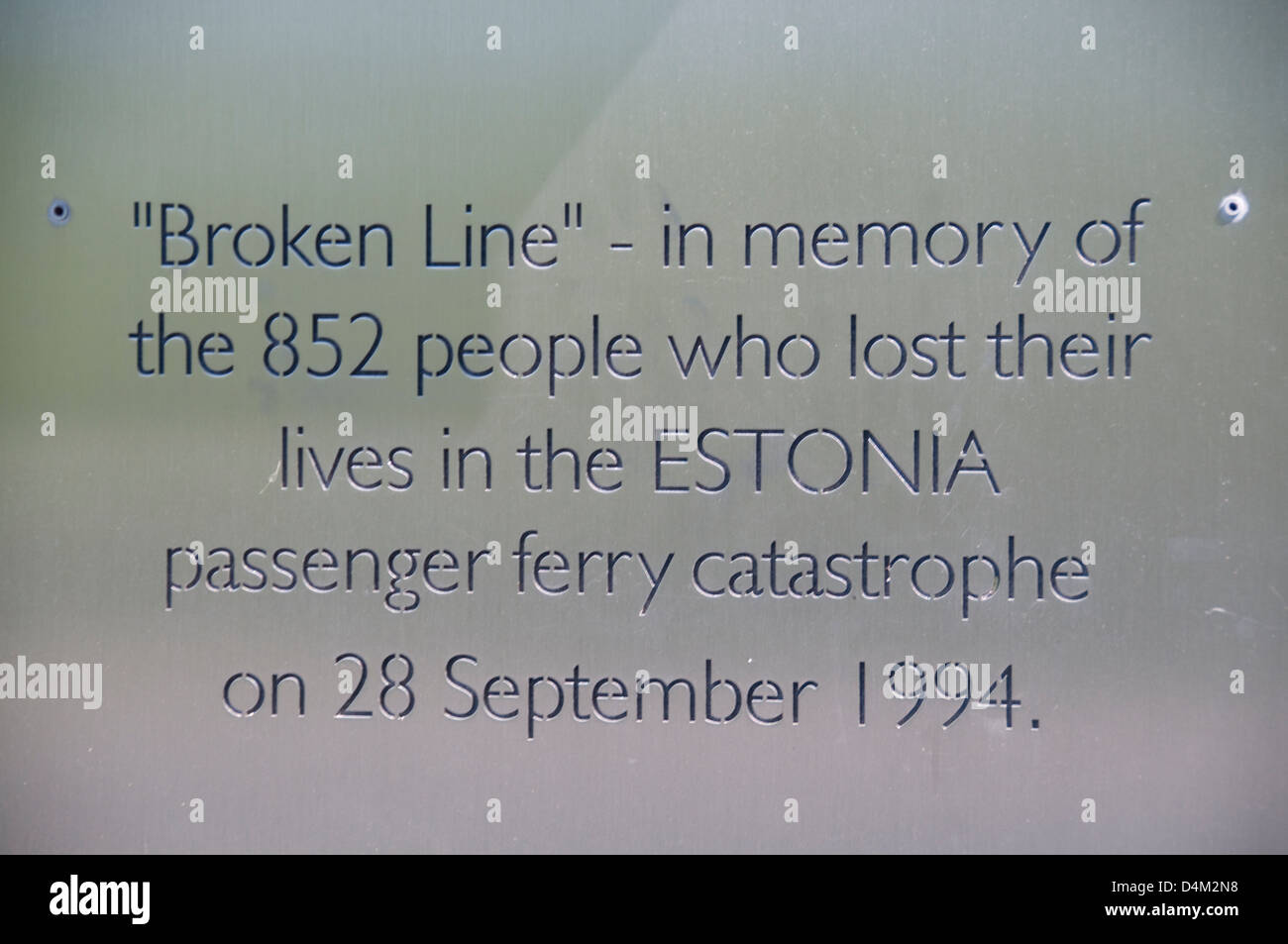 Il monumento 'Broken Line' dell'affondamento di un traghetto passeggeri nel Mar Baltico tra Helsinki e Tallinn nel 1994. Foto Stock