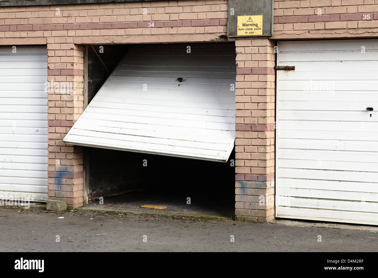 Un garage di collegamento meccanico con la rottura di una porta, REGNO UNITO Foto Stock