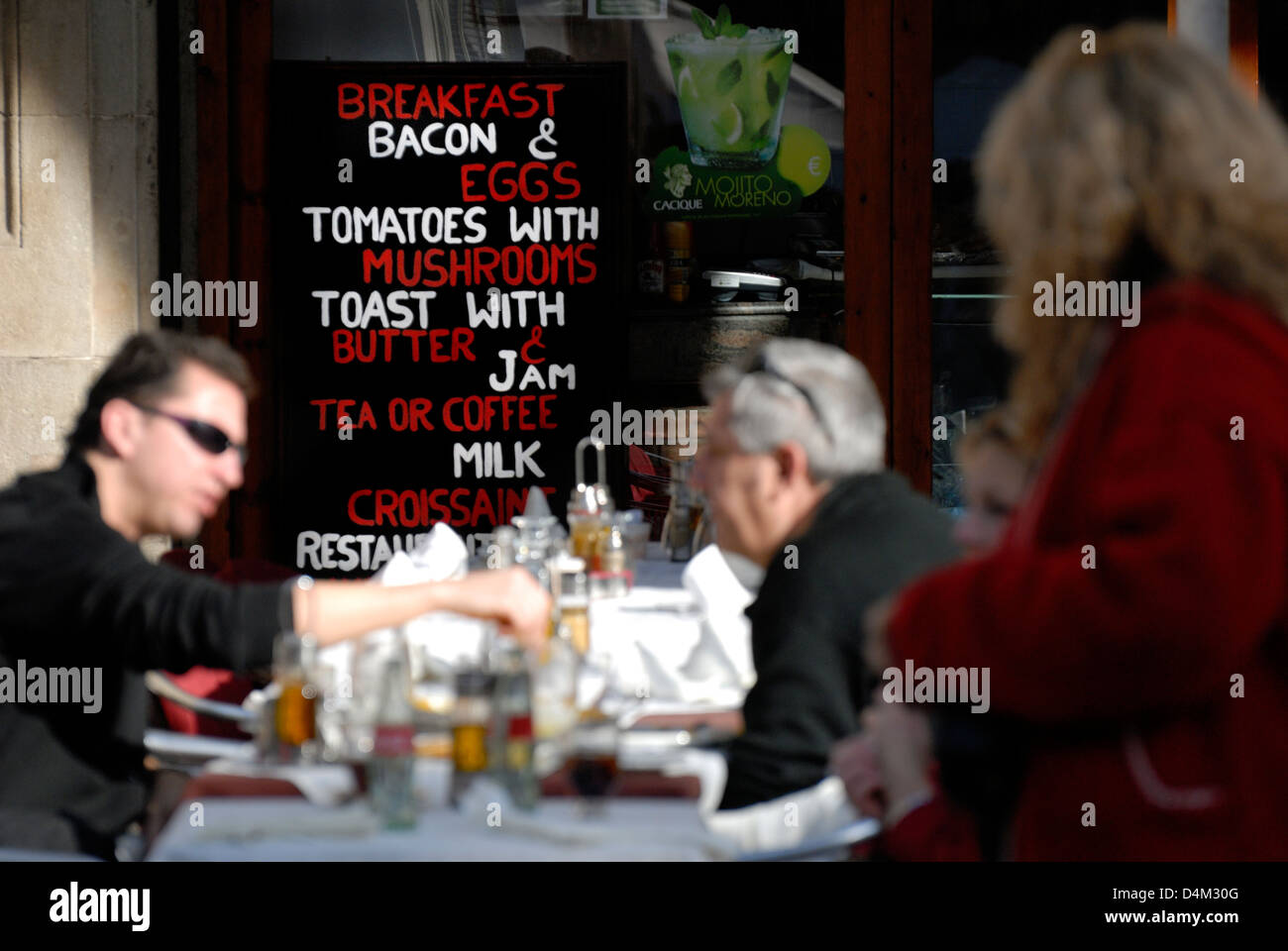 Barcellona, in Catalogna, Spagna. Placa Real - Ristorante tavoli fuori in dicembre - Inglese il menu della prima colazione Foto Stock
