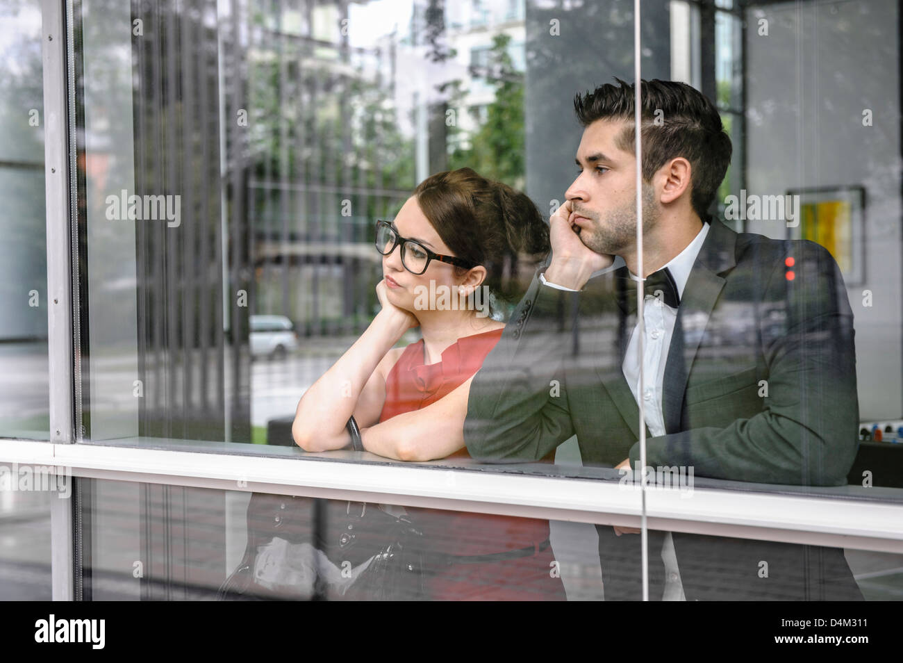 Giovane a guardare fuori dalla finestra Foto Stock