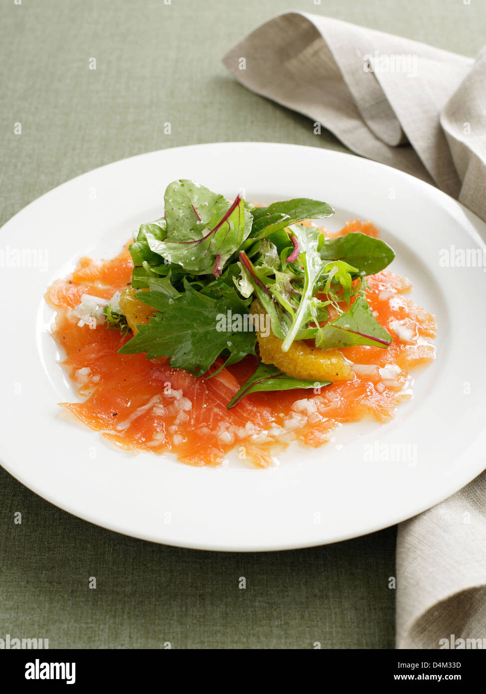 Piastra del salmone affumicato con insalata Foto Stock