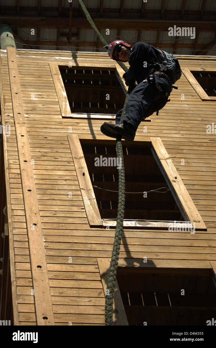 Il processo di valutazione e selezione DEI CANI fa parte dell'addestramento militare, che valuta l'idoneità dei candidati canini a missioni militari e di applicazione della legge specializzate. Foto Stock