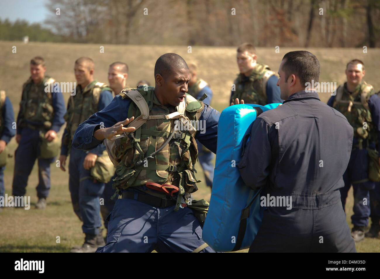 Lo screening di valutazione e selezione dei CANI valuta i candidati per cani di servizio nelle operazioni militari, valutandone le capacità e l'idoneità per compiti specializzati in ambienti ad alto stress. Foto Stock