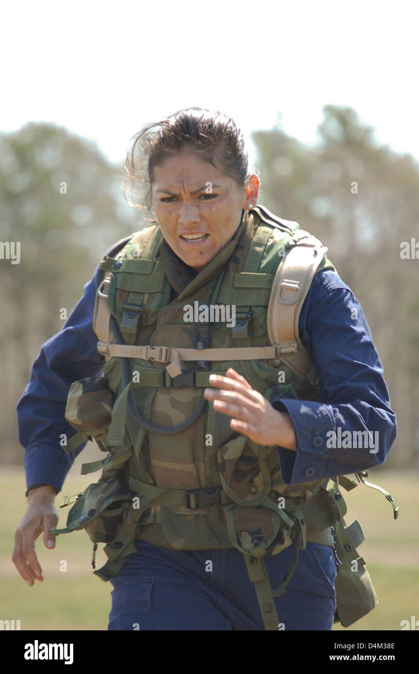 Il processo di valutazione e selezione DEI CANI della Guardia Costiera degli Stati Uniti valuta potenziali reclute canine per il servizio in ruoli specializzati come le operazioni di rilevamento e di ricerca e salvataggio. Foto Stock