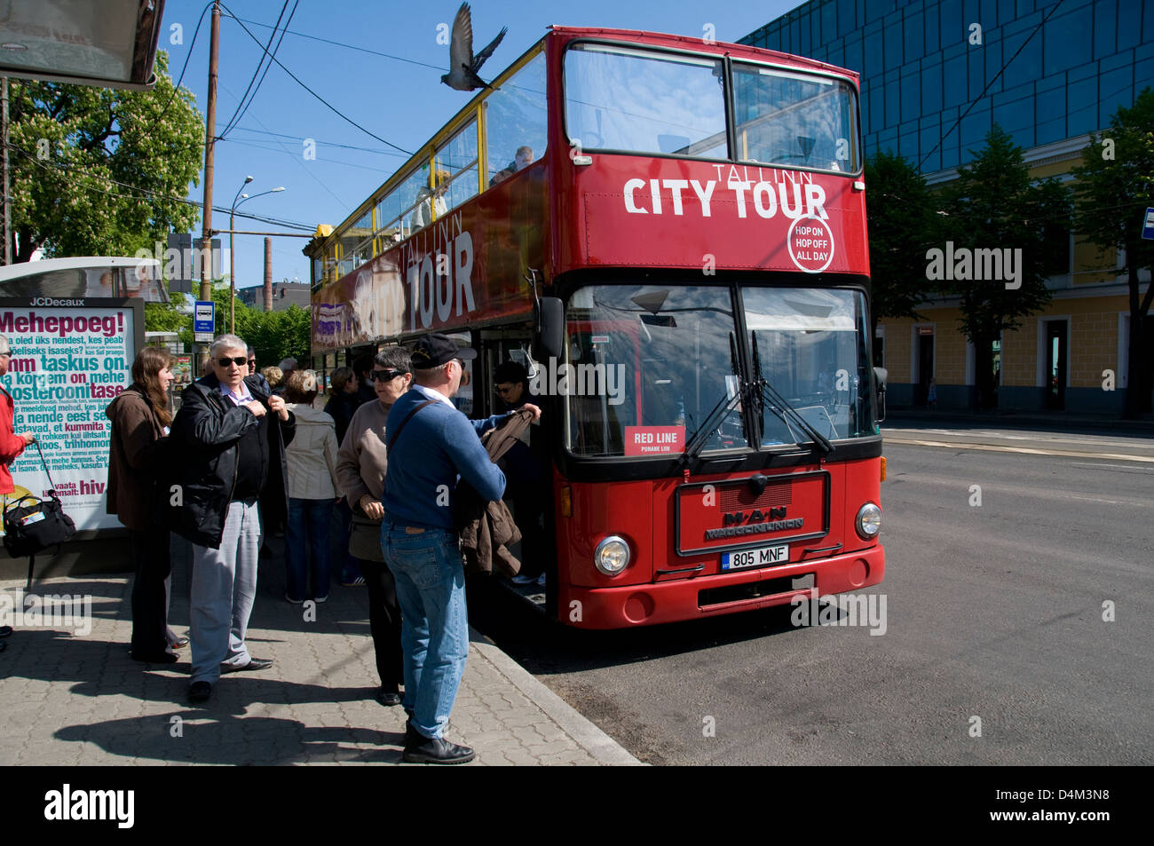 I turisti in attesa di salire a bordo di un autobus a due piani "Hop on-hop off Tallinn autobus turistico di Tallinn, Estonia,Stati Baltici Foto Stock