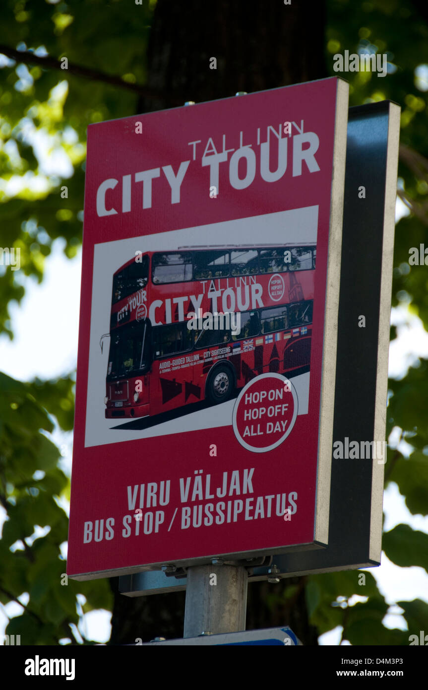 Un tour della città segno per un double-decker "hop on-hop off Tallinn autobus turistico di Tallinn, Estonia,Stati Baltici Foto Stock