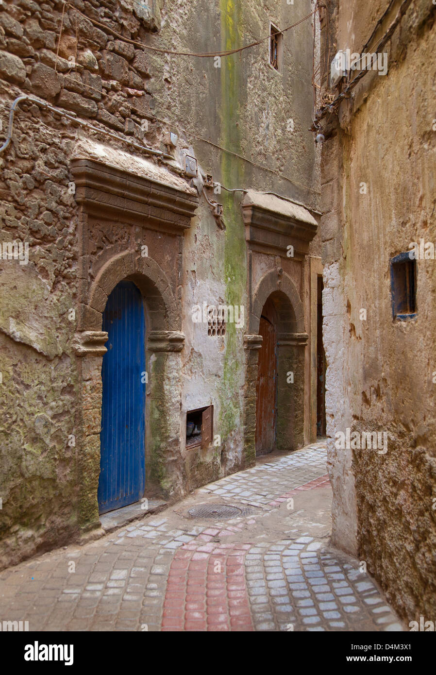 Porte ad arco in vicolo del villaggio Foto Stock