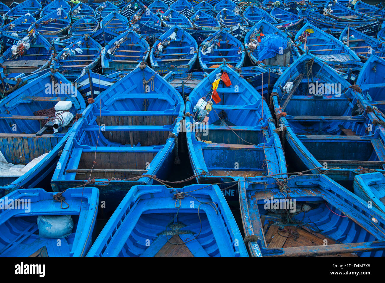 Blue barche ormeggiate in porto Foto Stock