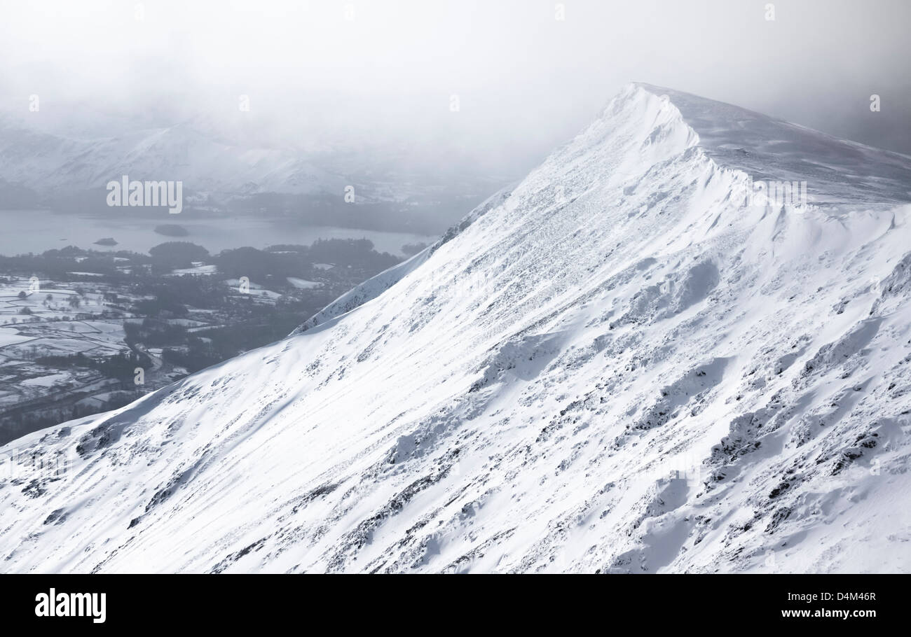 Blease è sceso dal Blencathra (a doppio spiovente) nel distretto del lago. Foto Stock