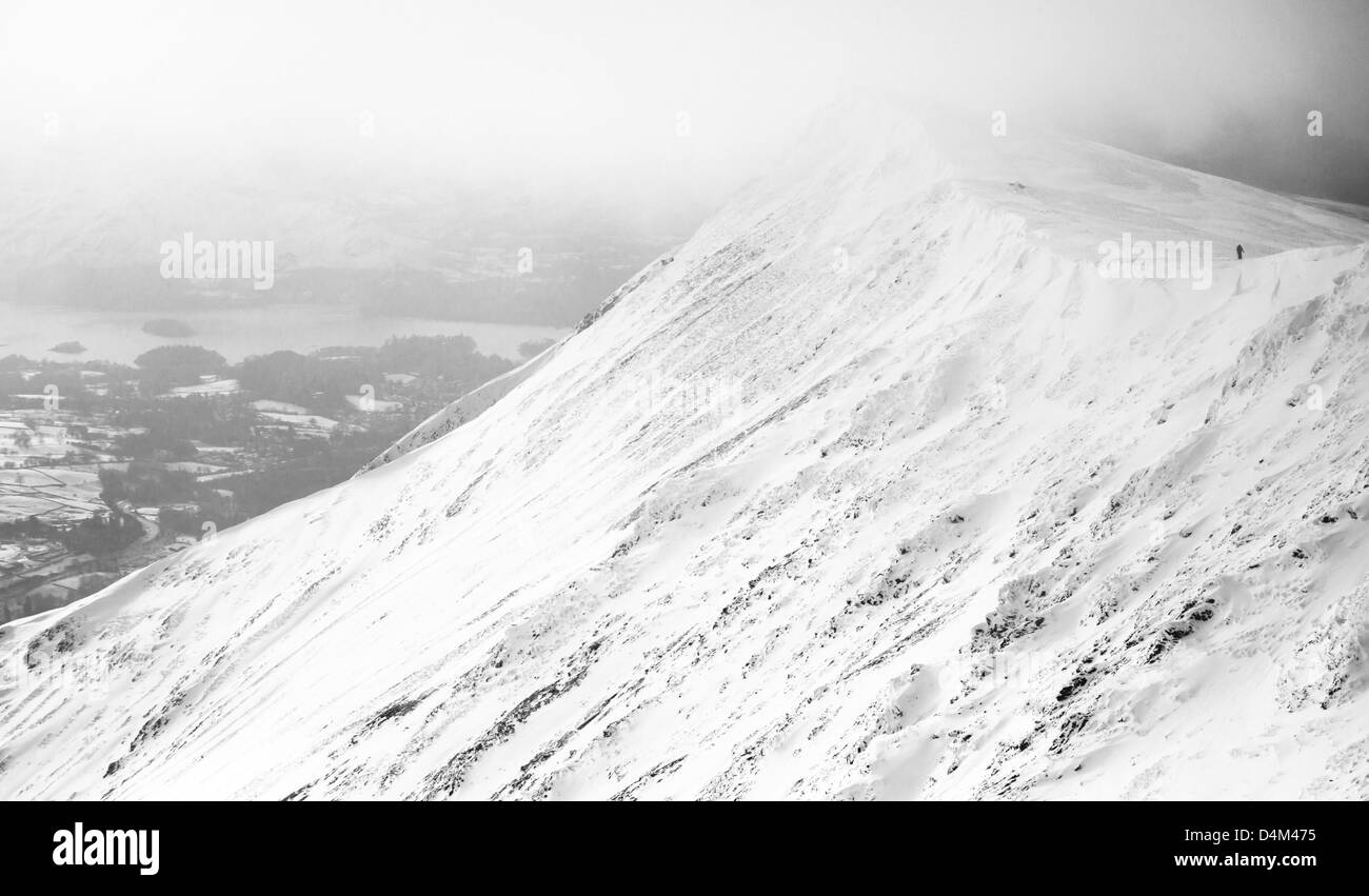 Gli escursionisti a piedi lungo il crinale verso Blease è sceso dal Blencathra (a doppio spiovente) nel distretto del lago. Foto Stock