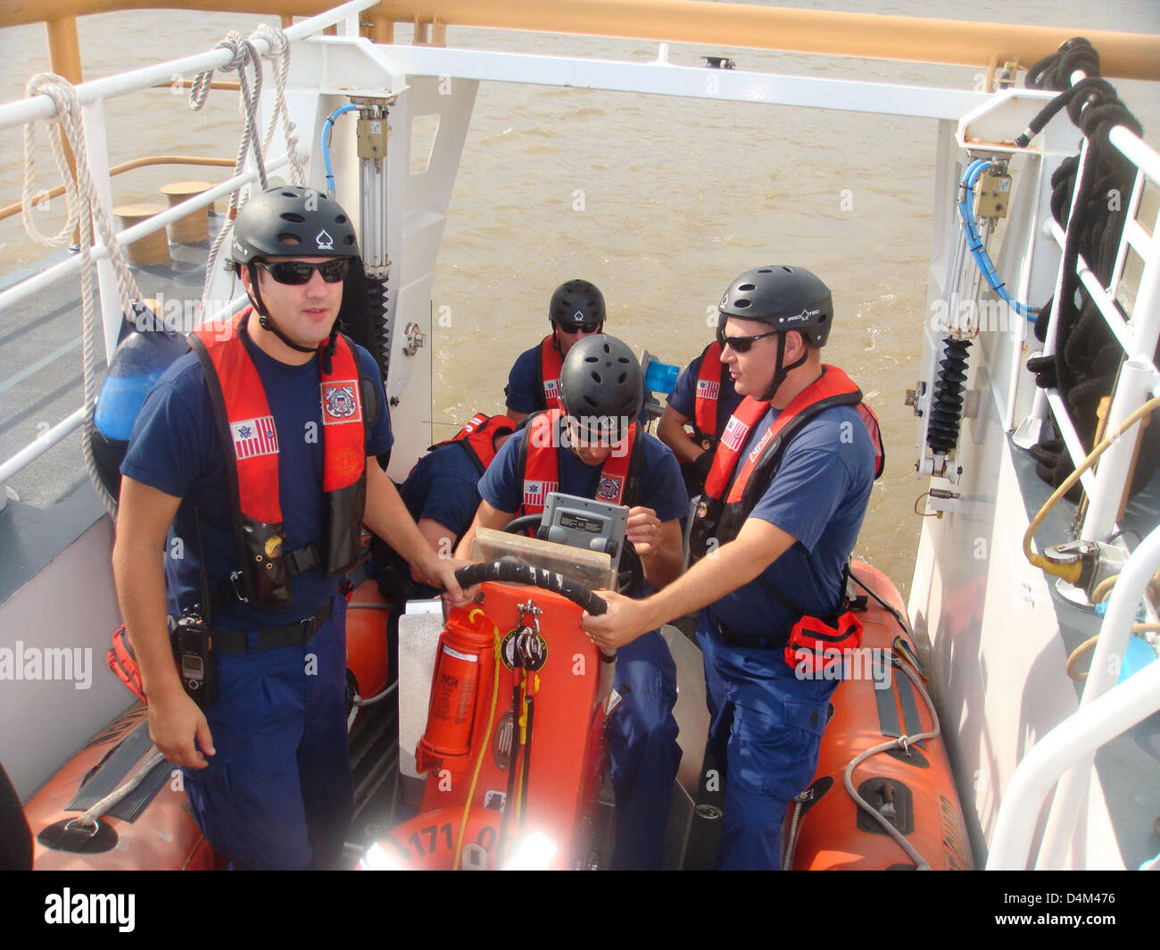 La Guardia Costiera Cutter Pelican condusse un'operazione di imbarco come parte dei suoi compiti all'interno dell'ottavo distretto. Questa missione era volta a far rispettare le leggi e i regolamenti marittimi nelle acque territoriali degli Stati Uniti, garantendo sicurezza e sicurezza. Foto Stock